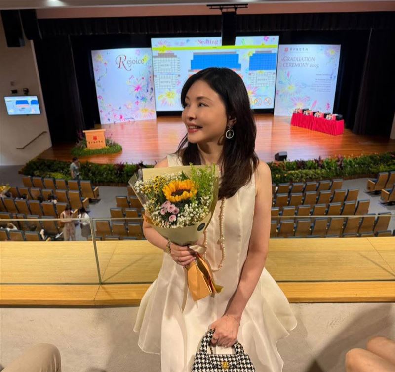 何如芸出席大兒子畢業典禮。（圖／翻攝自何如芸臉書）
