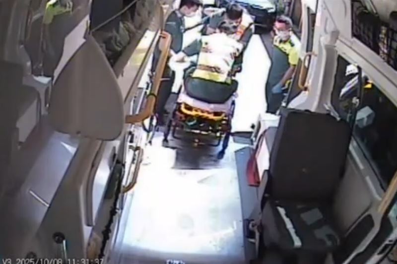 救護人員抵達後接手，持續進行CPR。（圖／翻攝畫面）