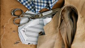 完美匠心執著，精湛剪裁技藝。（圖/ Kiton提供）