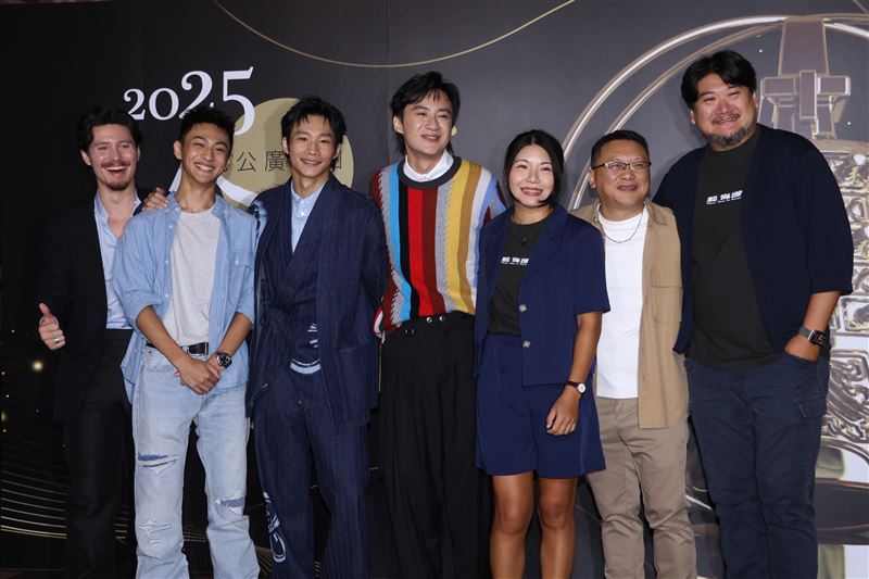 《聽海湧》導演孫介珩（右起）、製作人林佳儒及湯昇榮、演員吳翰林、黃冠智、朱宥丞、周厚安出席公廣集團金鐘入圍茶會。（圖／記者鄭孟晃攝影）