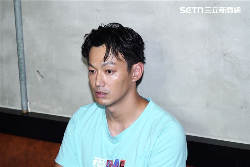 威廉因閃兵案重創演藝事業，現身東區賣鹹酥雞做公益。（圖／記者趙于瑩攝影）