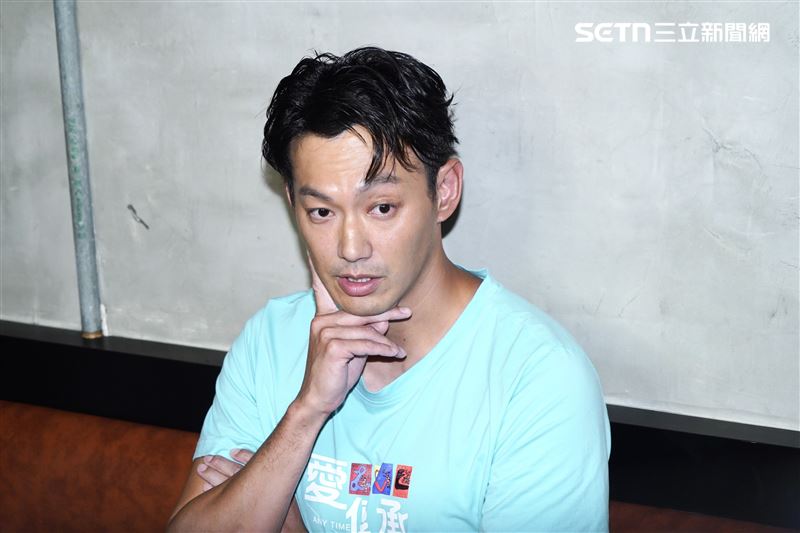 威廉因閃兵案重創演藝事業，現身東區賣鹹酥雞做公益。（圖／記者趙于瑩攝影）