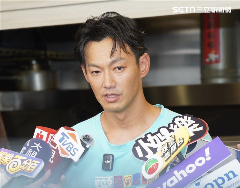 威廉因閃兵案重創演藝事業，現身東區賣鹹酥雞做公益。（圖／記者趙于瑩攝影）