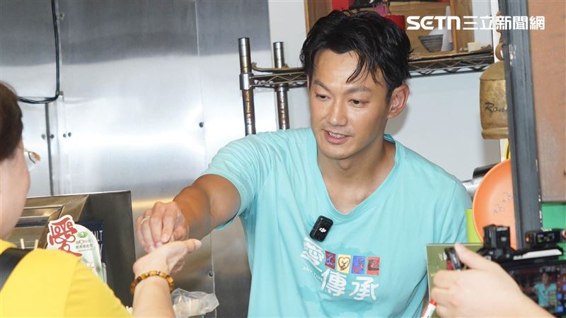 威廉因閃兵案重創演藝事業，現身東區賣鹹酥雞做公益。（圖／記者趙于瑩攝影）
