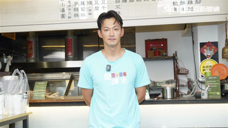 威廉因閃兵案重創演藝事業，現身東區賣鹹酥雞做公益。（圖／記者趙于瑩攝影）