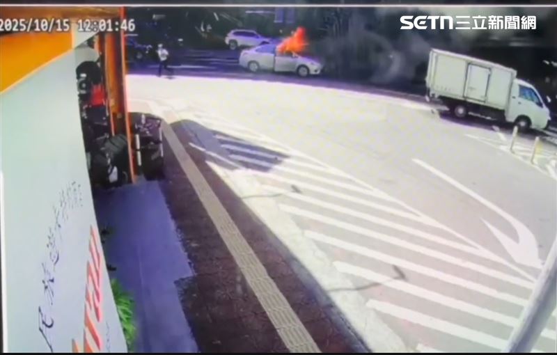 騎士扔炮導致火燒車畫面曝光。（圖／翻攝畫面）