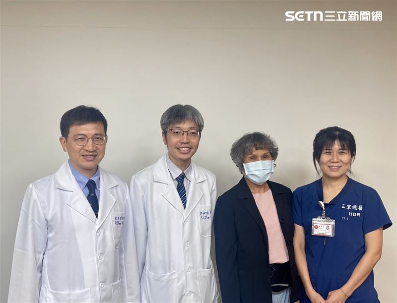三總腎功能室主任許舜能(左2)分享AI智動化血液透析系統。(圖/記者蔣季容攝影)