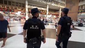 為強化安全，台北車站出現多名鐵警進行密集巡邏。（圖／翻攝畫面）
