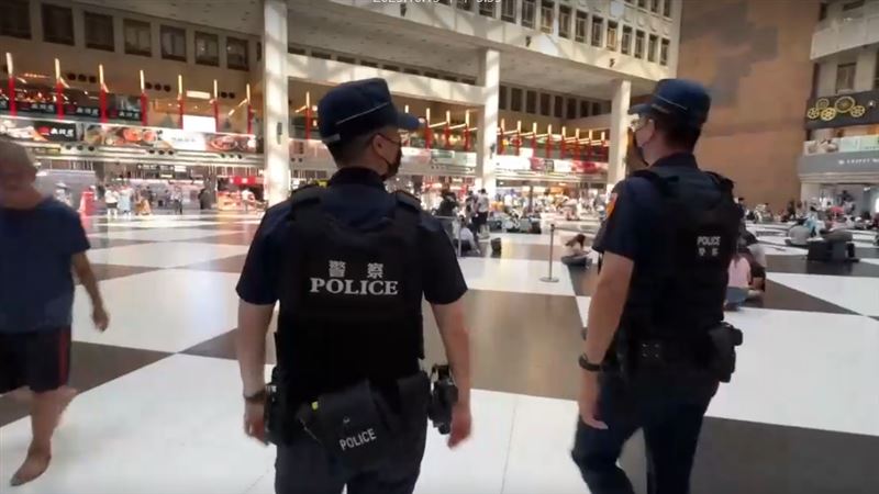 為強化安全，台北車站出現多名鐵警進行密集巡邏。（圖／翻攝畫面）