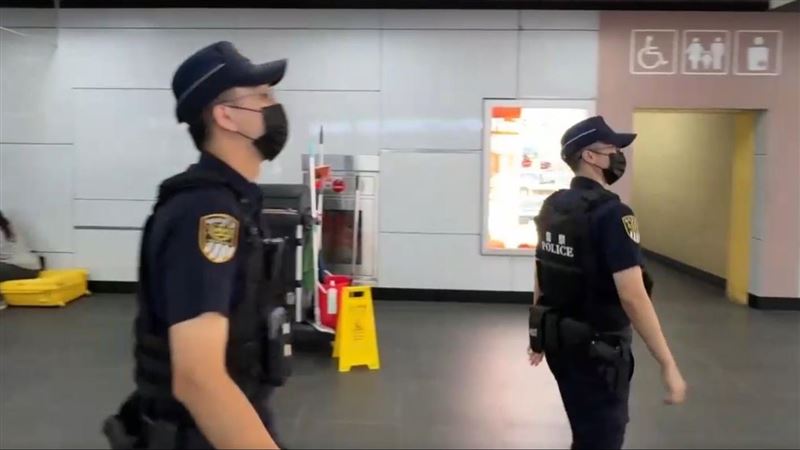 為強化安全，台北車站出現多名鐵警進行密集巡邏。（圖／翻攝畫面）