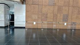 北車大廳拉起封鎖線，公告禁止躺臥、飲酒、抽菸等行為。（圖／網友@catcatzero提供）