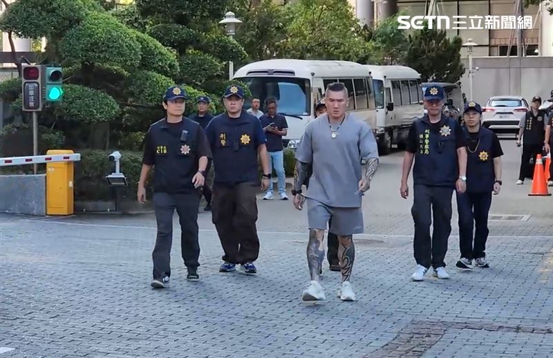 館長陳之漢涉嫌恐嚇、煽惑他人犯罪，自行前往新北地檢署複訊。(圖／翻攝畫面)
