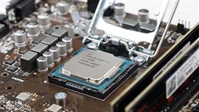 台股在台積電領軍下勁揚近500點，逼近歷史高點，AI概念與半導體族群火力全開。中信00894受惠高權重台積電、台達電、聯發科等千金股強攻，近半年報酬率高達58%，成為原型ETF績效冠軍。高價股ETF逆勢走強，顯示資金集中科技主軸。（示意圖／PIXABAY）