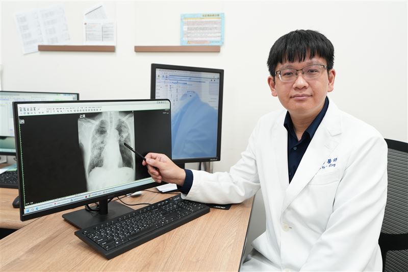 胸腔內科簡格凌醫師表示,老翁因本身有慢性疾患,感染A型流感又併發肺炎,住院兩周才出院。(圖/光田綜合醫院提供)