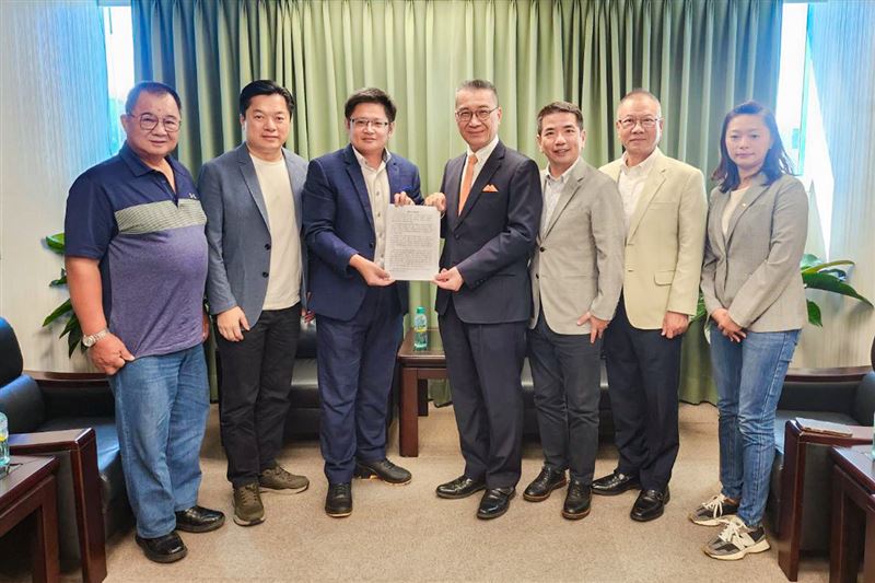 民進黨宜蘭縣歷任重要黨公職人士赴中央黨部拜會秘書長徐國勇，建請黨中央徵召林國漳參選宜蘭縣長（圖／民進黨提供）