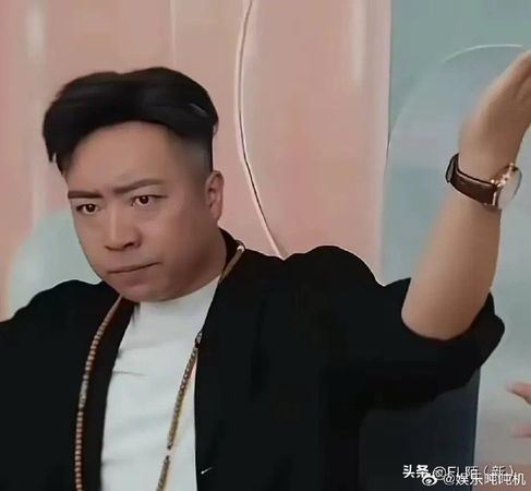 副導演張振雷在劇中飾演利益至上的直播公司老闆裘總（圖／翻攝自微博）