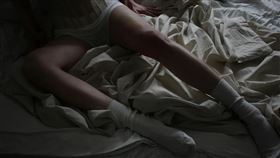 受害女子長期遭精神控制與暴力對待，甚至軟禁強迫「站壁」賣淫。（示意圖，非當事人 / pexels）