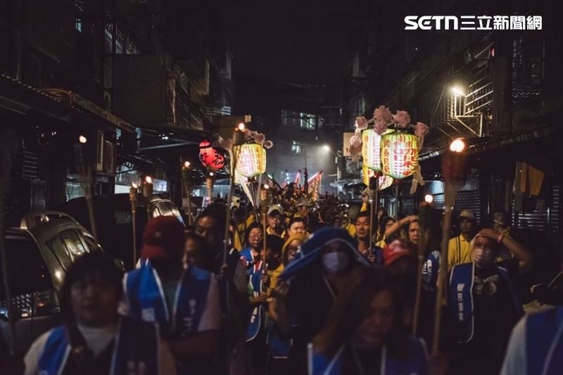 「神的步行者」隨著太子爺神轎迎向夜風，用腳步祈福。（圖／桃園護國宮提供）