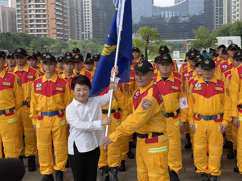台中市長盧秀燕授旗勉勵台中特搜隊，期許全體隊員以最高標準通過重型搜救隊國際評測。（圖／台中市消防局提供）