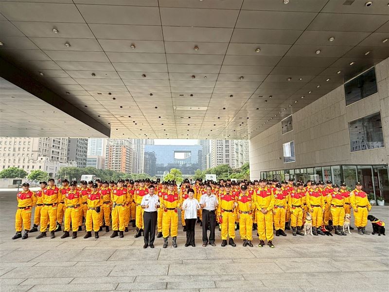 台中市長盧秀燕授旗勉勵台中特搜隊，期許全體隊員以最高標準通過重型搜救隊國際評測。（圖／台中市消防局提供）
