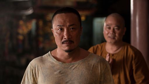 男星泰國廢棄醫院遭阿飄舔腿　嚇壞反應曝