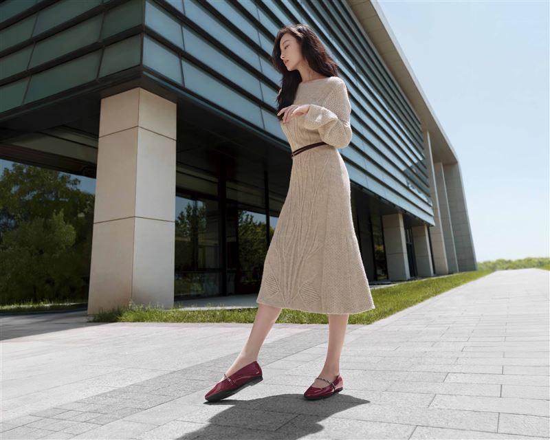 ECCO推出多款正裝鞋系列，邀「紅毯女王」倪妮演繹屬於當代的舒適老錢風，無論日常或通勤皆能展現舒適與高雅品味。（圖／品牌業者提供）