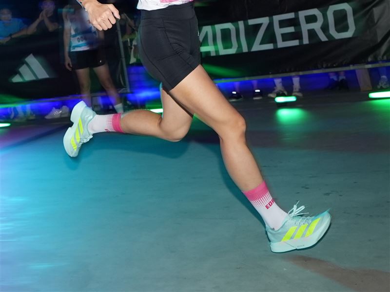 ADIZERO ADIOS PRO 4是無數菁英跑者締造佳績的首選，此次推出「疾光綠」全新配色。（圖／品牌業者提供）