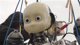 iRonCub3 是義大利科技研究院（IIT）最新打造的飛行人形機器人，外型如同5歲孩童，搭載四具微型噴射引擎，首次成功離地飛行。未來可應用於火災、洪水等災害現場，先飛抵災區、再徒步救援。研究團隊強調：「這不是玩笑，我們是認真想改變世界。」（圖／翻攝自iRonCub3網站） 