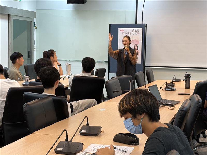 前輔導長內內與臺下同學熱烈互動。（圖/SWAG提供）