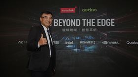 宜鼎集團宣布全新邊緣AI策略，攜手英特爾、輝達、高通等夥伴，聚焦Industry AI與Enterprise AI雙市場，導入三大價值主張，強調從軟硬整合到場域落地。董事長簡川勝指出，宜鼎將成為AI應用落地的關鍵基石，助企業打通最後一哩路。（圖／宜鼎提供） 