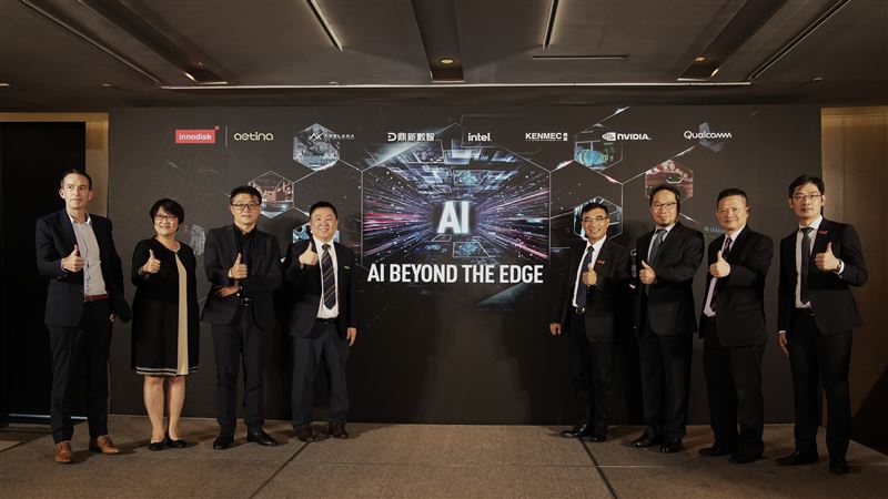宜鼎集團宣布全新邊緣AI策略，攜手英特爾、輝達、高通等夥伴，聚焦Industry AI與Enterprise AI雙市場，導入三大價值主張，強調從軟硬整合到場域落地。董事長簡川勝指出，宜鼎將成為AI應用落地的關鍵基石，助企業打通最後一哩路。（圖／宜鼎提供）