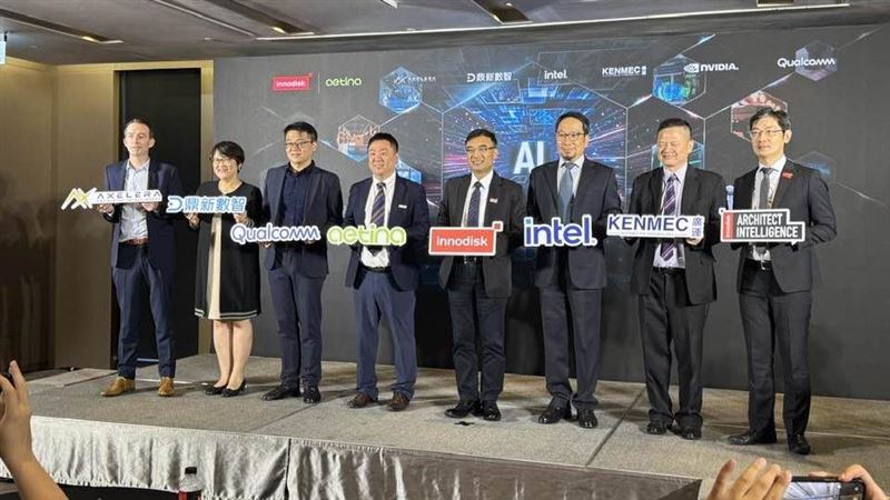宜鼎集團宣布全新邊緣AI策略，攜手英特爾、輝達、高通等夥伴，聚焦Industry AI與Enterprise AI雙市場，導入三大價值主張，強調從軟硬整合到場域落地。董事長簡川勝指出，宜鼎將成為AI應用落地的關鍵基石，助企業打通最後一哩路。（圖／記者師瑞德攝影）