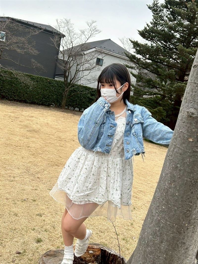 日本童星最上萌愛擁有嬌小的144公分身材，以及G罩杯美胸，近期在片商Moodyz出道拍AV。（圖／翻攝自Ｘ）