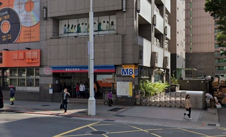 街友透露，曾經在台北車站的M6和M8入口處的樓梯間，看到有人「直接全裸開戰」。（圖／Google Map）