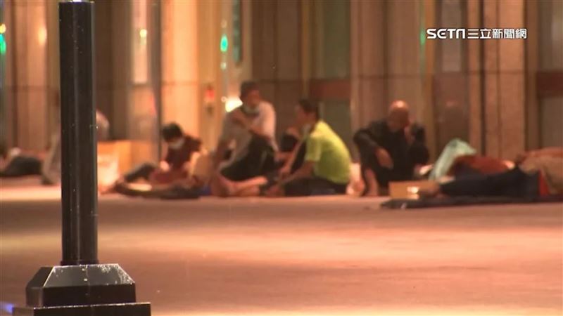 台北車站一名街友大方分享，自己如何在缺乏隱私的環境下，解決生理需求。（示意圖／資料照）