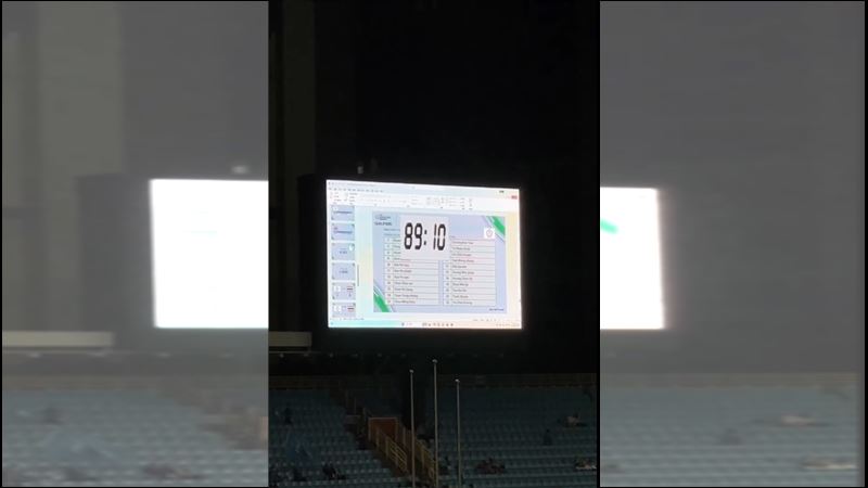 14日台灣、泰國賽事尾聲，台北田徑場大螢幕看板突然出現補時計時器，和疑似足協在修改簡報的畫面（圖／翻攝自Threads）