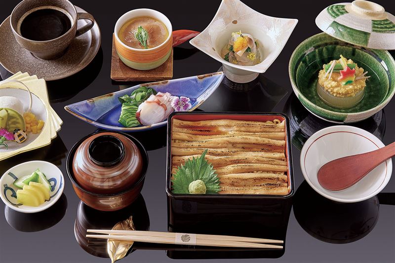 JR東日本大飯店台北HAYASE日本料理推出旅展限定的「午間御膳套券」，買5送1平均每張僅967元，主菜可選鹽烤牛舌麥飯佐山藥泥、炙燒星鰻重箱、海鮮散壽司三款人氣餐點。（圖／飯店旅宿業者提供）