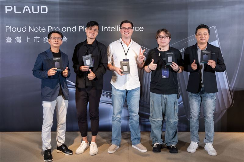 Plaud Note Pro 外型如信用卡般輕巧，卻擁有強大AI協作力。全新「隨按標記」功能，讓你在會議或訪談中一鍵標示重點，AI即時理解、提煉重點與行動摘要。搭配升級的 Plaud Intelligence 3.0，支援語音、文字與圖片整合輸入，真正實現「對話即智慧」，帶來人機筆記革命。Plaud同時加強在地服務與資安規範，讓用戶安心使用、溝通更高效。（圖／Plaud提供）