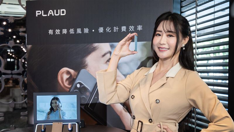 Plaud Note Pro 外型如信用卡般輕巧，卻擁有強大AI協作力。全新「隨按標記」功能，讓你在會議或訪談中一鍵標示重點，AI即時理解、提煉重點與行動摘要。搭配升級的 Plaud Intelligence 3.0，支援語音、文字與圖片整合輸入，真正實現「對話即智慧」，帶來人機筆記革命。Plaud同時加強在地服務與資安規範，讓用戶安心使用、溝通更高效。（圖／Plaud提供）