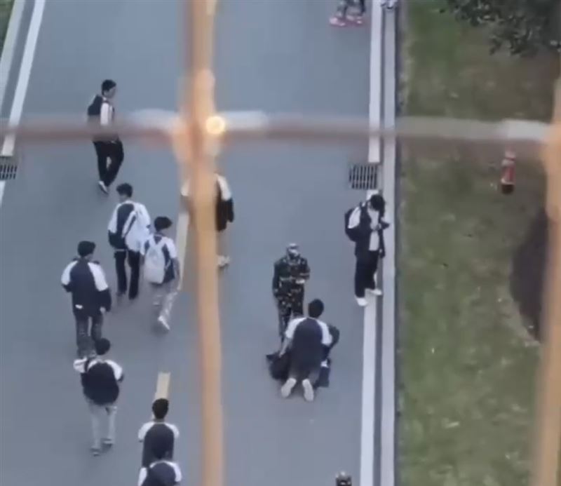 中國重慶一所職業學校，有學生因帶行動電源進教室被抓，跪求糾察隊不要記違規。（圖／翻攝自微博）