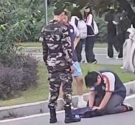目擊者拍下，帶行動電源的學生連續磕頭，相當激動。（圖／翻攝自微博）