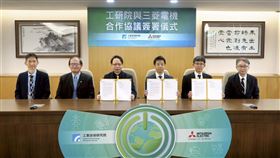 工研院與三菱電機攜手推動百萬瓦級PCS合作，助攻臺灣綠能穩定併網。圖左起為工研院綠能所副所長梁佩芳、工研院副院長胡竹生、工研院綠能所所長劉志文、日本三菱電機功率元件製作所所長末次英治、台灣三菱電機電子事業部部長渡邉良孝、日本三菱電機半導體元件第一事業部部長楠 真一。（圖／工研院提供） 