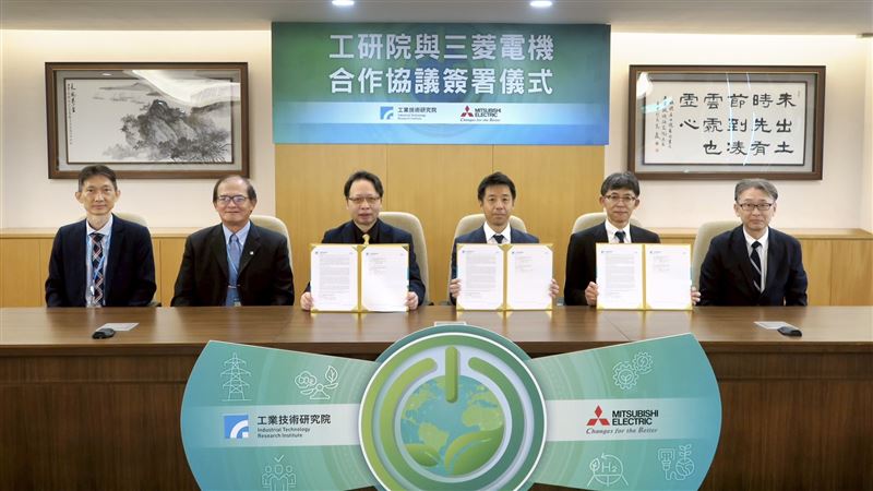 工研院與三菱電機攜手推動百萬瓦級PCS合作,助攻臺灣綠能穩定併網。圖左起為工研院綠能所副所長梁佩芳、工研院副院長胡竹生、工研院綠能所所長劉志文、日本三菱電機功率元件製作所所長末次英治、台灣三菱電機電子事業部部長渡邉良孝、日本三菱電機半導體元件第一事業部部長楠 真一。(圖/工研院提供)