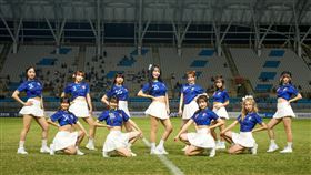 14日台灣、泰國亞洲盃足球資格賽賽前，找來啦啦隊狸貓寶貝帶來賽前表演和應援。（圖／足球協會提供） 