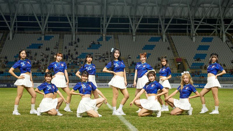 14日台灣、泰國亞洲盃足球資格賽賽前，找來啦啦隊狸貓寶貝帶來賽前表演和應援。（圖／足球協會提供）