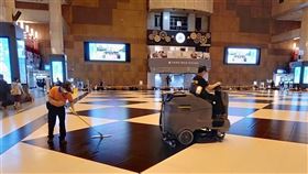 通緝犯邱勝明在台北車站見一名香港女遊客醉倒，竟將她拖到牆邊性侵10分鐘得逞。（圖／翻攝自交通部臺灣鐵路管理局 TRA臉書）