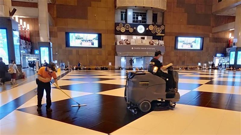 通緝犯邱勝明在台北車站見一名香港女遊客醉倒，竟將她拖到牆邊性侵10分鐘得逞。（圖／翻攝自交通部臺灣鐵路管理局 TRA臉書）