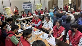 花蓮防颱協調會　季連成採納意見開放垂直撤離颱風風神恐生成，中央災害應變中心前進協調所15日下午邀集花蓮縣政府與光復、萬榮鄉及鳳林鎮長與14村長召開防颱協調會，總協調官季連成（後排坐者右3）會中決議採納村長意見，開放垂直撤離。中央社記者張祈攝　114年10月15日