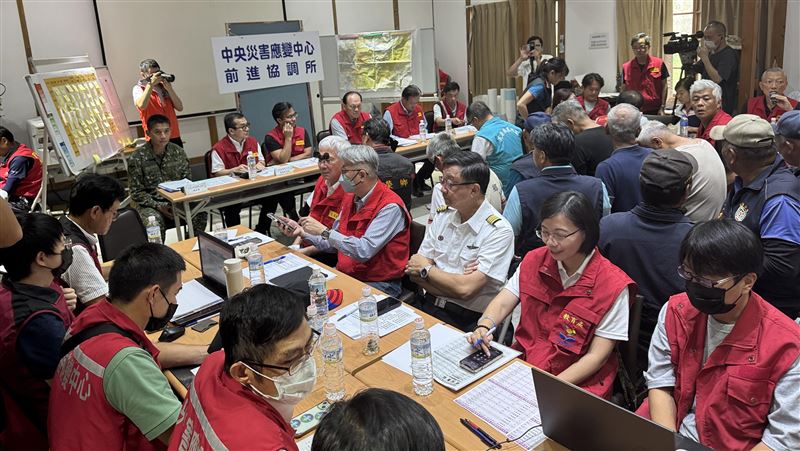今（15）日下午中央防颱會議，多數村長反對花蓮縣府原規劃強制撤離8600名堰塞湖保全戶，總協調官季連成決議採納村長意見開放垂直撤離。（圖／中央社）
