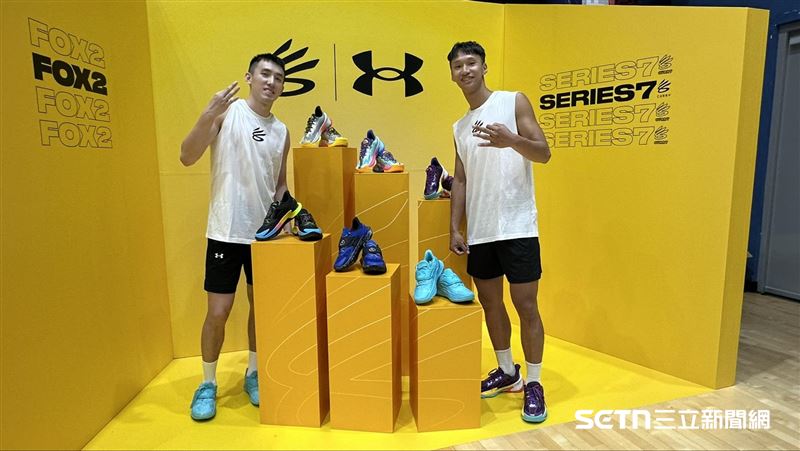 運動品牌 UNDER ARMOUR 15日舉行旗下兩大 NBA 球星柯瑞（Stephen Curry）與福克斯（De&#39;Aaron Fox）全新戰靴體驗會，邀請雙職籃球星TPBL高雄全家海神蘇文儒、PLG桃園璞園領航猿白曜誠等人進行球鞋體驗。（圖／記者蔡厚瑄攝影）